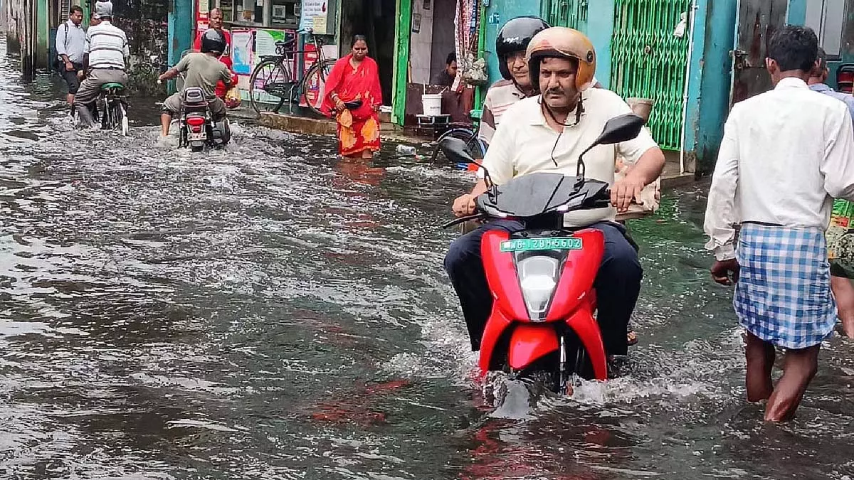 दो दिन बाद भी नहीं घटा पानी, हावड़ा के लोग बेहद परेशान दो दिन बाद भी नहीं घटा पानी, हावड़ा के लोग बेहद परेशान