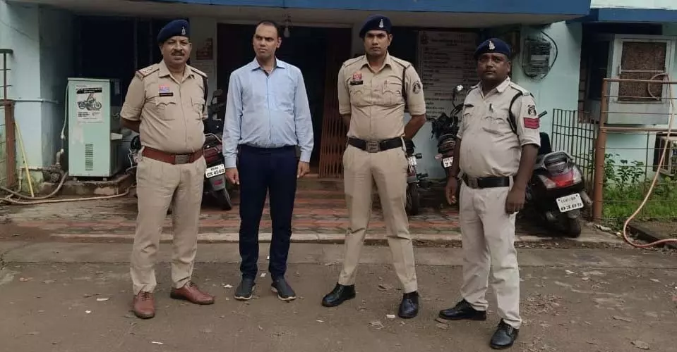 पुलिस ने निवेश के नाम पर 49.50 लाख की ठगी करने वाले आरोपी को ओडिशा से किया गिरफ्तार पुलिस ने निवेश के नाम पर 49.50 लाख की ठगी करने वाले आरोपी को ओडिशा से किया गिरफ्तार