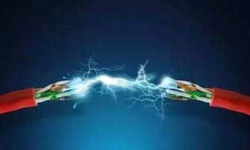 Up News: स्कूल से लौट रहीं 2 बहनों की करंट से मौत