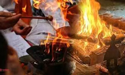 Havan Ahuti Mantra 108: हवन आहुति मंत्र 108 का महत्व, विधि और सामग्री सूची Havan Ahuti Mantra 108: हवन आहुति मंत्र 108 का महत्व, विधि और सामग्री सूची