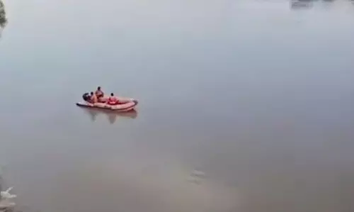 घर में विवाद, बच्चों को लेकर निकली महिला, कूद गई नदी में