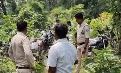 पुलिस की रेड के बीच जुआरी फरार, 17 बाइक बरामद पुलिस की रेड के बीच जुआरी फरार, 17 बाइक बरामद
