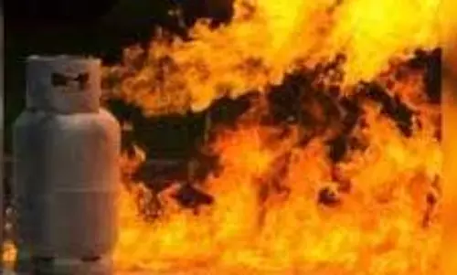 Bihar: गैस सिलेंडर लीकेज से मिठाई दुकान में लगी आग, मची अफरा-तफरी