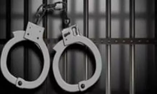 मादक पदार्थ तस्करी: फिल्म डांसर और कॉलेज छात्र समेत 12 लोग गिरफ्तार मादक पदार्थ तस्करी: फिल्म डांसर और कॉलेज छात्र समेत 12 लोग गिरफ्तार