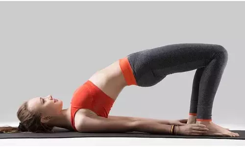 Yoga Tips: सुबह योग करने में आलस आता है? बिस्तर से उठे बिना इन आसनों का अभ्यास करें