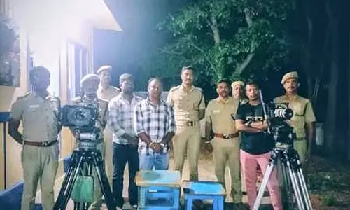 कोडईकनाल में बिना अनुमति के फिल्म फुटेज रिकॉर्ड करने पर एक समूह पर जुर्माना लगाया गया कोडईकनाल में बिना अनुमति के फिल्म फुटेज रिकॉर्ड करने पर एक समूह पर जुर्माना लगाया गया