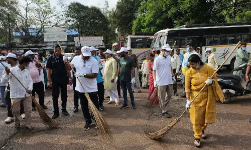शिक्षा मंत्री गजेंद्र यादव ने दुर्ग बस स्टैंड परिसर में लगाया झाड़ू