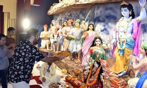 BMC लगभग 2,000 दुर्गा पंडालों से प्रतिदिन एकत्रित किए जाने वाले पूजा के कचरे को पर्यावरण-अनुकूल उत्पादों में बदल रही है BMC लगभग 2,000 दुर्गा पंडालों से प्रतिदिन एकत्रित किए जाने वाले पूजा के कचरे को पर्यावरण-अनुकूल उत्पादों में बदल रही है