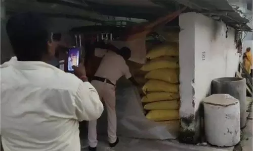 Panna: खाद की कालाबाजारी के खिलाफ कार्रवाई, 95 बोरी डीएपी-यूरिया जब्त Panna: खाद की कालाबाजारी के खिलाफ कार्रवाई, 95 बोरी डीएपी-यूरिया जब्त