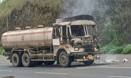 पुणे-कोल्हापुर राजमार्ग पर जम्भुलवाड़ी में तेल टैंकर में आग लगी