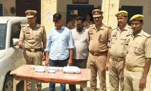 Bareilly: पुलिस वर्दी में तस्करी करते कार सवार दो आरोपी पकड़े गए Bareilly: पुलिस वर्दी में तस्करी करते कार सवार दो आरोपी पकड़े गए