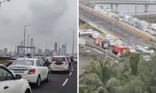 सुरंग के अंदर कार में आग लगने के कारण बंद हुई मुंबई कोस्टल रोड यातायात के लिए खोल दी गई सुरंग के अंदर कार में आग लगने के कारण बंद हुई मुंबई कोस्टल रोड यातायात के लिए खोल दी गई