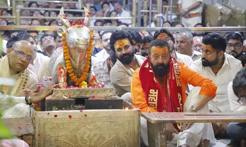 MP : अभिनेता संजय दत्त ने उज्जैन के महाकालेश्वर मंदिर में पूजा-अर्चना की