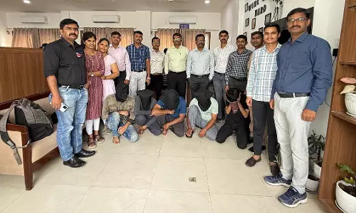 साइबर पुलिस ने 150 से अधिक निवासियों से 25 करोड़ की ठगी के आरोप में पांच लोगों को गिरफ्तार किया साइबर पुलिस ने 150 से अधिक निवासियों से 25 करोड़ की ठगी के आरोप में पांच लोगों को गिरफ्तार किया