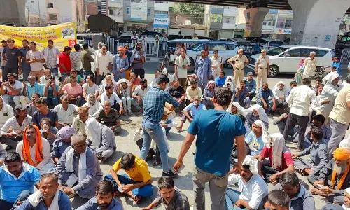 Panipat में ऑटो और ई-रिक्शा चालकों का विधायक कार्यालय के बाहर प्रदर्शन, हड़ताल जारी Panipat में ऑटो और ई-रिक्शा चालकों का विधायक कार्यालय के बाहर प्रदर्शन, हड़ताल जारी