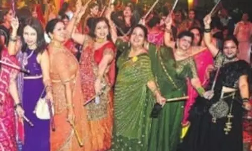 Bareilly: डांडिया नृत्य से महिलाओं ने बढ़ाई नवरात्रि की शोभा Bareilly: डांडिया नृत्य से महिलाओं ने बढ़ाई नवरात्रि की शोभा