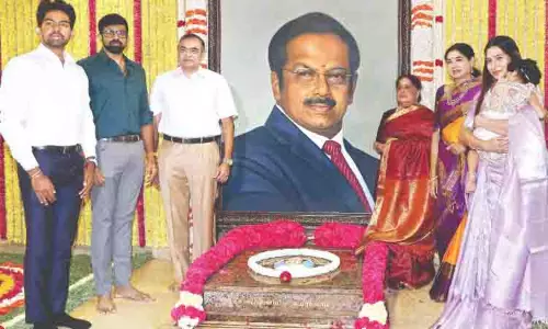 Dr. B. Sivanthi Aditanar की 90वीं जयंती पर उनके स्मारक पर नेताओं ने श्रद्धांजलि अर्पित की Dr. B. Sivanthi Aditanar की 90वीं जयंती पर उनके स्मारक पर नेताओं ने श्रद्धांजलि अर्पित की
