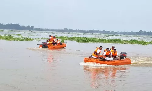 बाढ़ आपदा से निपटने आछोल-समोदा तट पर मॉक ड्रिल बाढ़ आपदा से निपटने आछोल-समोदा तट पर मॉक ड्रिल