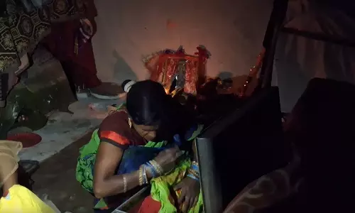 गरीब परिवार अँधेरे में, क्या 600 रुपये माफ नहीं कर सकती सरकार? गरीब परिवार अँधेरे में, क्या 600 रुपये माफ नहीं कर सकती सरकार?