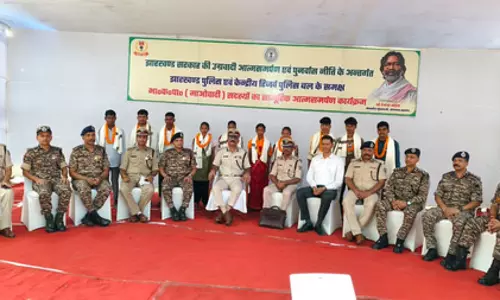 DGP के समक्ष 10 नक्सलियों ने किया आत्मसमर्पण