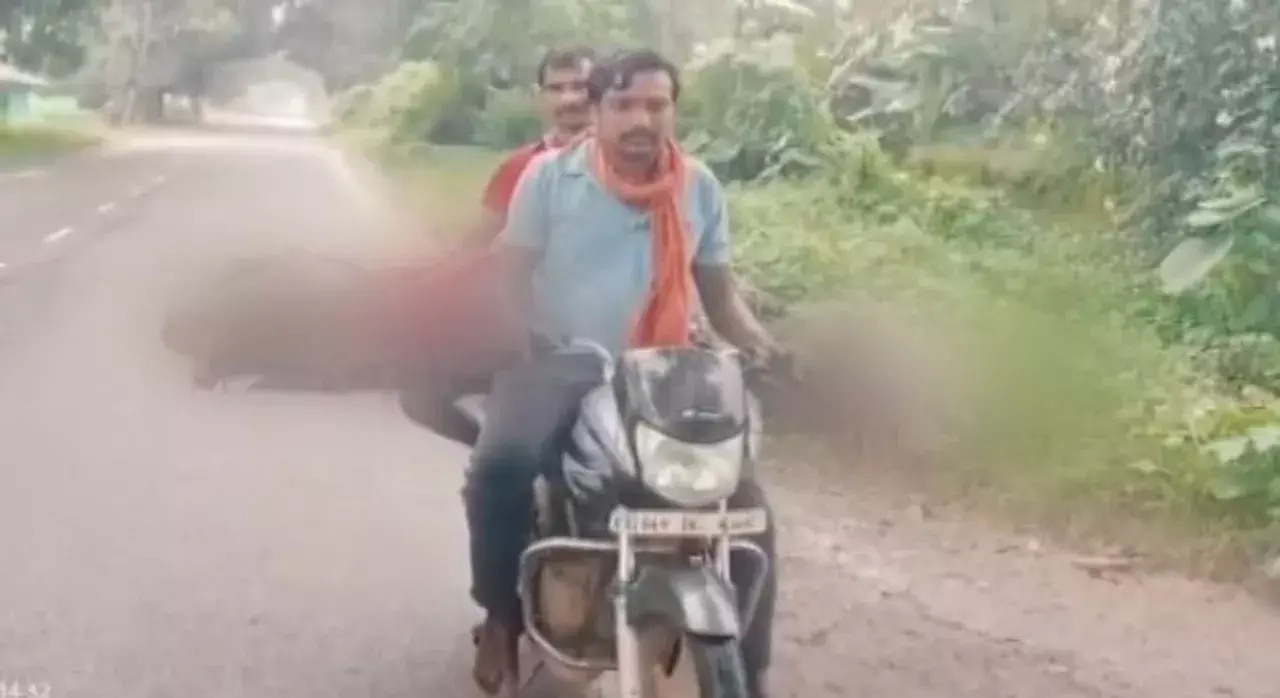 Nabarangpur में मोटरसाइकिल पर ले जाया गया शव, वीडियो सोशल मीडिया पर वायरल