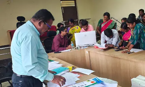 Karnataka : सर्वेक्षण के दौरान तकनीकी दिक्कतों के कारण तालुक कार्यालय आए शिक्षक Karnataka : सर्वेक्षण के दौरान तकनीकी दिक्कतों के कारण तालुक कार्यालय आए शिक्षक