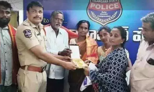 दंपत्ति ने खोए हुए सोने के आभूषण लौटाए, Karimnagar police ने किया सम्मानित