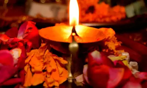 ज्योत लेकर जा रहे श्रद्धालुओं के दो गुट भिड़े, खून खराबा ज्योत लेकर जा रहे श्रद्धालुओं के दो गुट भिड़े, खून खराबा
