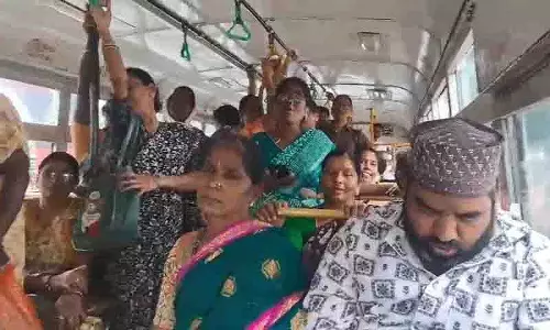 Anganwadi शिक्षकों और सहायिकाओं ने सचिवालय पर किया विरोध प्रदर्शन
