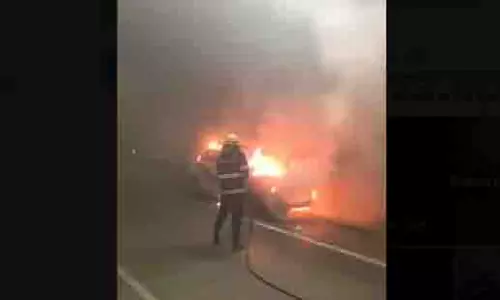 Mumbai: कोस्टल रोड पर कार में आग, ट्रैफिक ठप Mumbai: कोस्टल रोड पर कार में आग, ट्रैफिक ठप