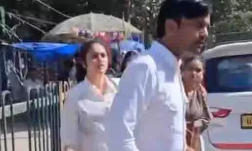 Noida: महिला सवारियों को धमकाने वाला कैब चालक गिरफ्तार