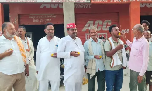 Farrukhabad: सपा ने आज़म खां की रिहाई पर बांटे मिठाई Farrukhabad: सपा ने आज़म खां की रिहाई पर बांटे मिठाई