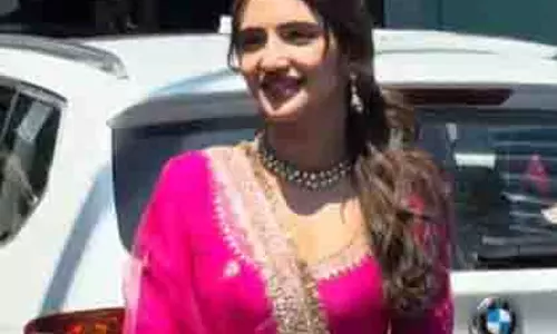 Shrileela: गुलाबी रंग के खूबसूरत आउटफिट में नवरात्रि उत्सव का आनंद लिया Shrileela: गुलाबी रंग के खूबसूरत आउटफिट में नवरात्रि उत्सव का आनंद लिया