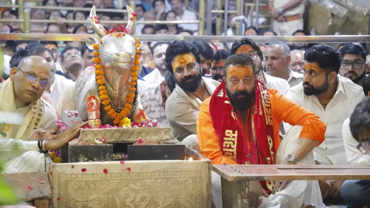 Ujjain: संजय दत्त ने महाकाल मंदिर में की पूजा, जताया सौभाग्य Ujjain: संजय दत्त ने महाकाल मंदिर में की पूजा, जताया सौभाग्य