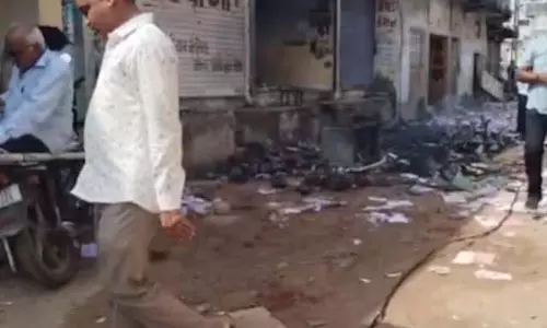 Gujarat के एक गांव में सोशल मीडिया पोस्ट को लेकर दुकानों में तोड़फोड़, पथराव Gujarat के एक गांव में सोशल मीडिया पोस्ट को लेकर दुकानों में तोड़फोड़, पथराव