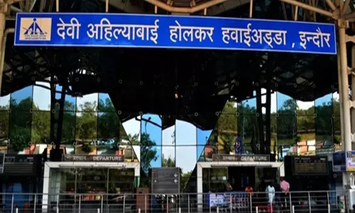 इंदौर एयरपोर्ट पर चूहे ने यात्री को काटा, सफाई एजेंसी के खिलाफ कार्रवाई इंदौर एयरपोर्ट पर चूहे ने यात्री को काटा, सफाई एजेंसी के खिलाफ कार्रवाई