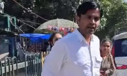 Noida के उबर ड्राइवर ने इंस्टाग्राम पर वायरल वीडियो में महिलाओं को पाइप से धमकाया Noida के उबर ड्राइवर ने इंस्टाग्राम पर वायरल वीडियो में महिलाओं को पाइप से धमकाया
