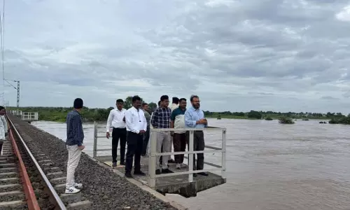 मध्य रेलवे के सोलापुर मंडल ने बाढ़ जैसी स्थिति के बीच यात्रियों की सुरक्षा सुनिश्चित की मध्य रेलवे के सोलापुर मंडल ने बाढ़ जैसी स्थिति के बीच यात्रियों की सुरक्षा सुनिश्चित की