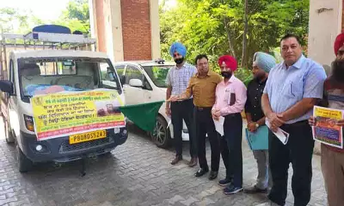 Phagwara DC ने पराली जलाने पर रोक लगाने के लिए जागरूकता वैन को हरी झंडी दिखाई Phagwara DC ने पराली जलाने पर रोक लगाने के लिए जागरूकता वैन को हरी झंडी दिखाई