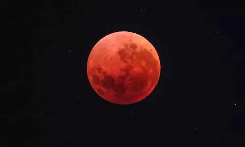 चंद्रमा पर जंग बनने और पृथ्वी की आश्चर्यजनक भूमिका से वैज्ञानिक हैरान चंद्रमा पर जंग बनने और पृथ्वी की आश्चर्यजनक भूमिका से वैज्ञानिक हैरान