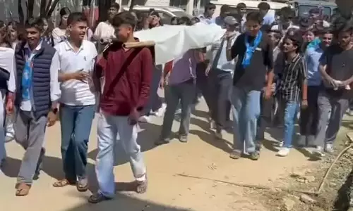 Gopeshwar: छात्र संघ चुनाव विवाद, मंत्री का पुतला जलाया गया Gopeshwar: छात्र संघ चुनाव विवाद, मंत्री का पुतला जलाया गया