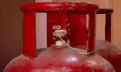 डीसी ने अवैध 5 किलो के LPG सिलेंडरों पर कार्रवाई के आदेश दिए डीसी ने अवैध 5 किलो के LPG सिलेंडरों पर कार्रवाई के आदेश दिए