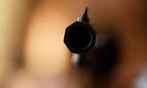 Mumbai: पुणे एयरपोर्ट में महिला से पिस्तौल बरामद, सनसनी Mumbai: पुणे एयरपोर्ट में महिला से पिस्तौल बरामद, सनसनी