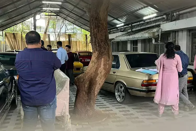 Kerala : भूटान में लग्जरी वाहनों की तस्करी के मामले में केरल के विस्फोटक कस्टम छापों के पीछे का नाम Kerala : भूटान में लग्जरी वाहनों की तस्करी के मामले में केरल के विस्फोटक कस्टम छापों के पीछे का नाम