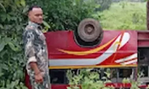 बस पलटने से मासूम की मौत, स्टेट हाइवे में हुआ हादसा बस पलटने से मासूम की मौत, स्टेट हाइवे में हुआ हादसा