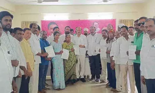 बीआरएस विधायक ने संगारेड्डी में 19.36 लाख रुपये के CMRF चेक वितरित किए