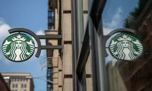 Starbucks 1 अरब डॉलर के पुनर्गठन के तहत स्टोर बंद करेगा और नौकरियों में कटौती करेगा