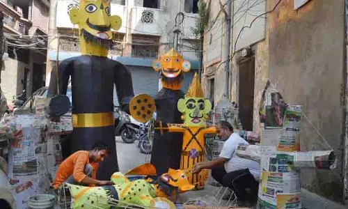 मैदान से सड़कों तक, छोटे-छोटे समारोहों में Dussehra को नया अर्थ मिलता