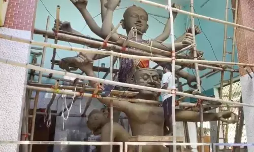Puri में शारदीय दुर्गा पूजा के लिए मूर्तिकार 50 मूर्तियां तैयार कर रहे