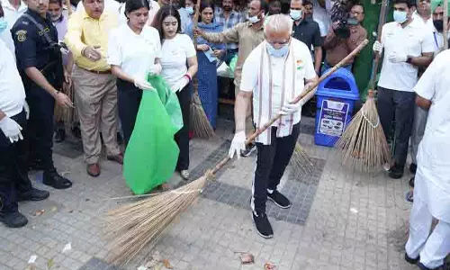 स्वच्छता ही सेवा, Khattar ने सेक्टर 22 के बाजार में स्वच्छता अभियान का नेतृत्व किया स्वच्छता ही सेवा, Khattar ने सेक्टर 22 के बाजार में स्वच्छता अभियान का नेतृत्व किया